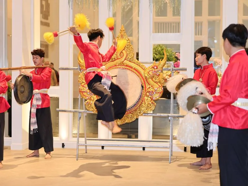 การต้อนรับด้วยกลองพื้นเมืองในงานเปิดตัวโรงแรมที่เชียงราย